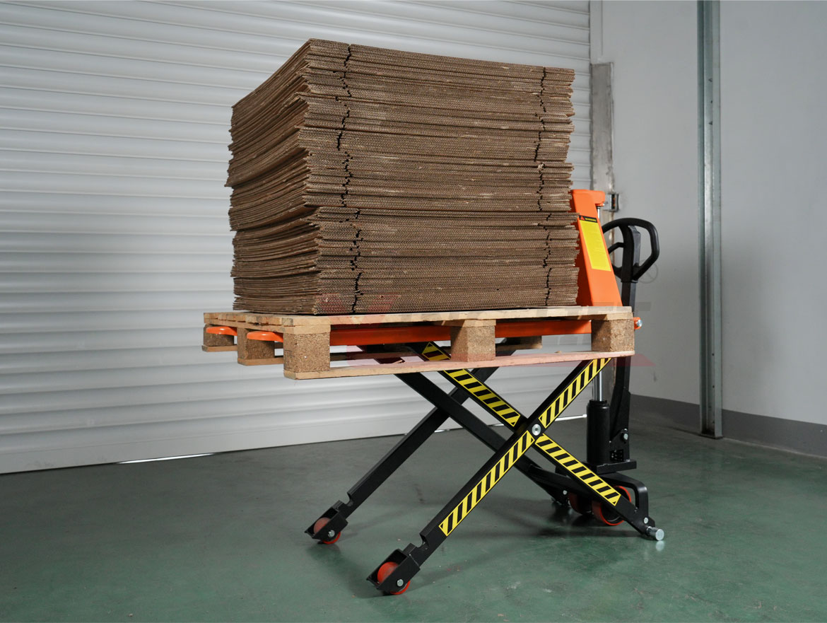 Double cylinder high-lifting carrying vehicle
